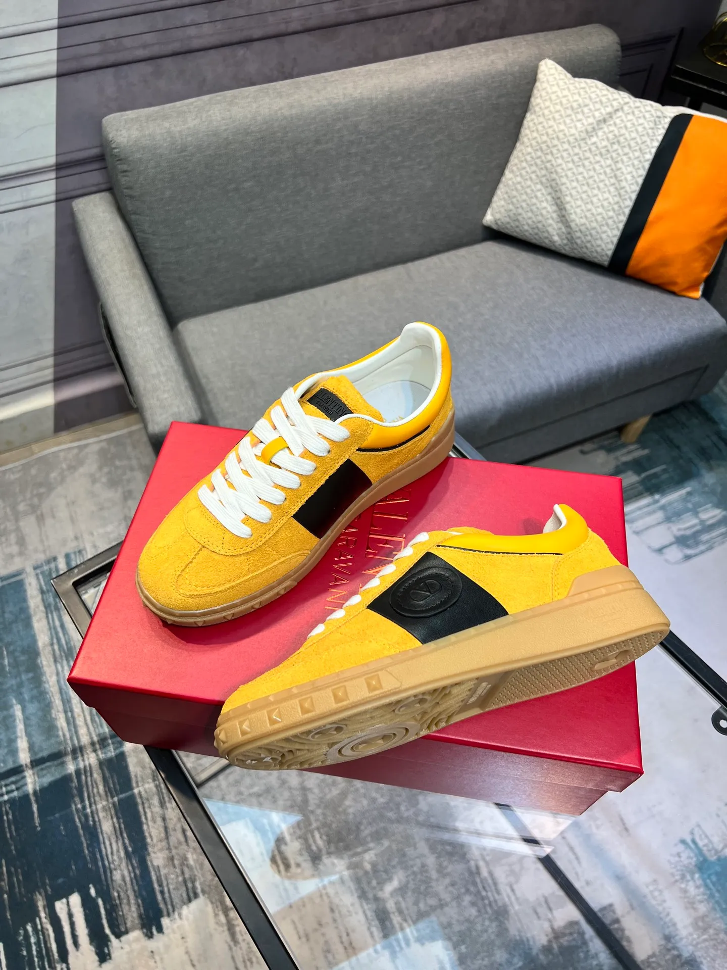 Men's shoes 💰620 👉🌹🌹VALENTINO counter synchronized new low-top casual sports shoes 👍Professional and high-end, perfect replica, first-class quality! 👍All made of original 1:1 materials, exclusive mold opening! 👍High mercerized cowhide fabric 👍TPU outsole, comfortable and wear-resistant, brand injection insole, 👍Full set of high-end counter packaging 👍All details are customized with 1:1 mold, striving for perfection! 👍Couple style female 35-41, male 38-46 (female 41, male 45 46 customized)
